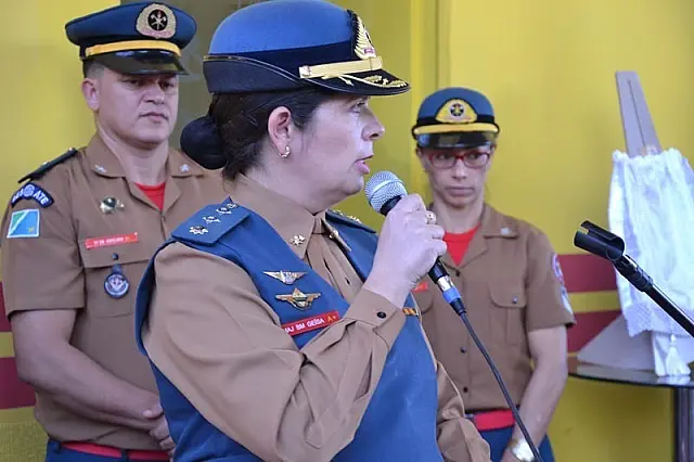 Primeira mulher comandante de Bombeiros Militar se despede, emocionada, da função