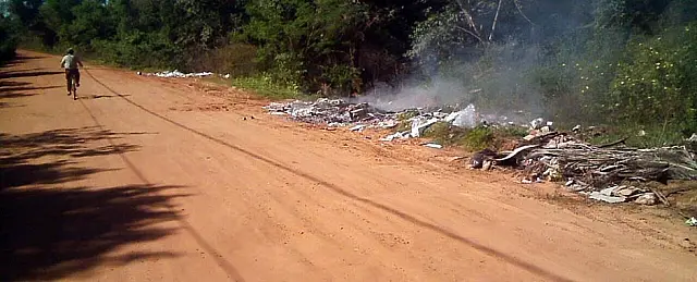 Moradores não suportam mais acúmulo de lixo ao longo da Rua Sete de Setembro