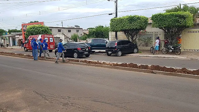Condutor de Hilux bate em Meriva, se assusta com airbag e arrasta carro por 20 metros