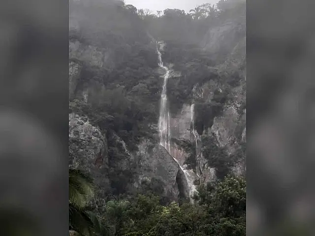 Cachoeira se forma em meio ao paredão de pedras durante chuva em Piraputanga