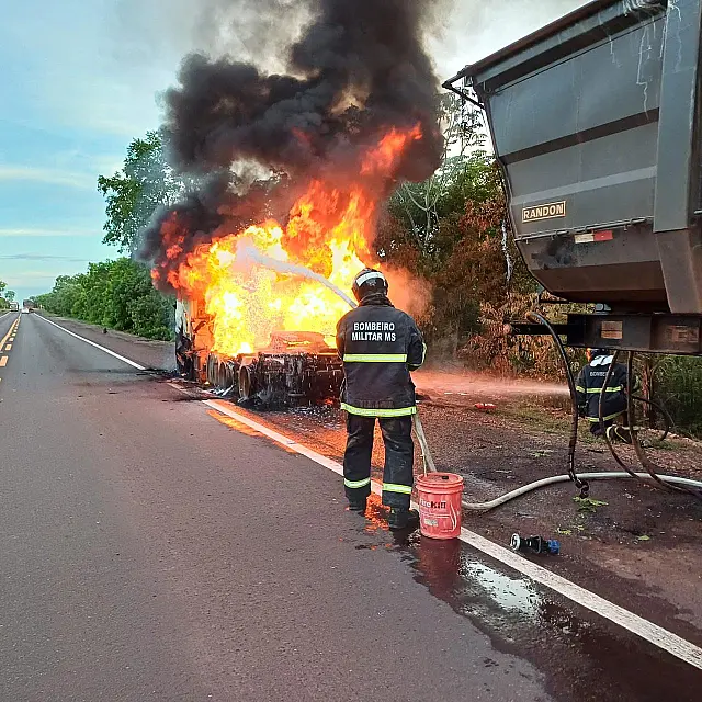 Incêndio em carreta bloqueia trânsito na BR-262