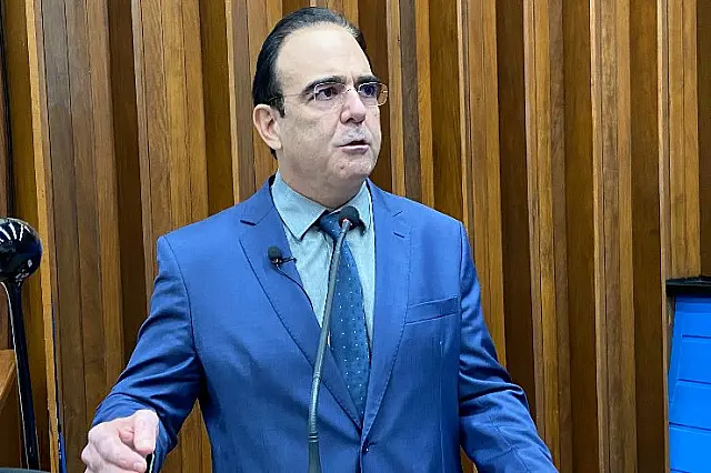 Felipe Orro pede igualdade em salários dos professores da REE