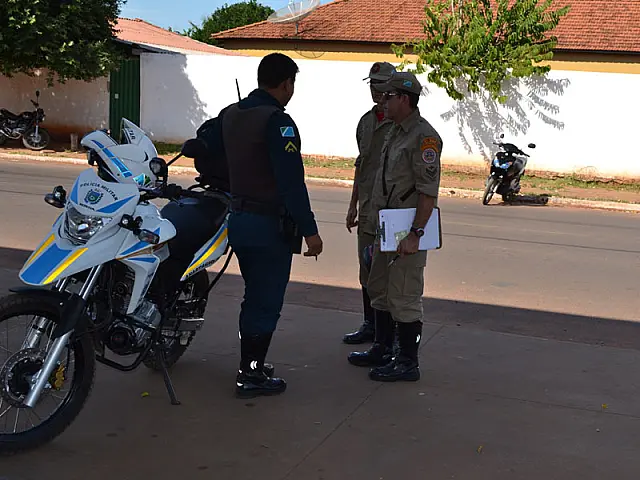 Colisão entre moto e caminhonete deixa mulher ferida; motorista fugiu do local