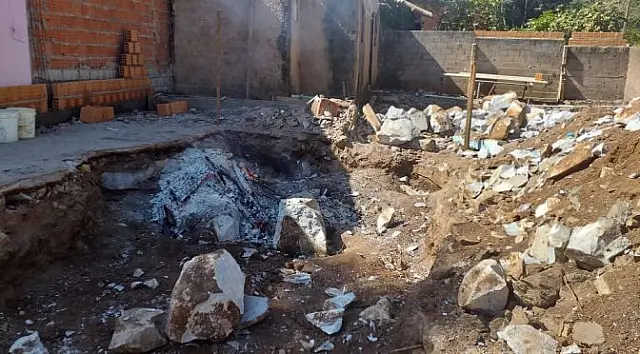 Homem leva multa de R$ 5 mil por colocar fogo em terreno baldio para construir piscina