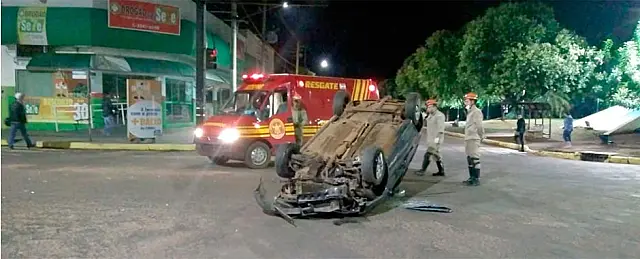Após bater no meio-fio, veículo capota no Centro de Aquidauana