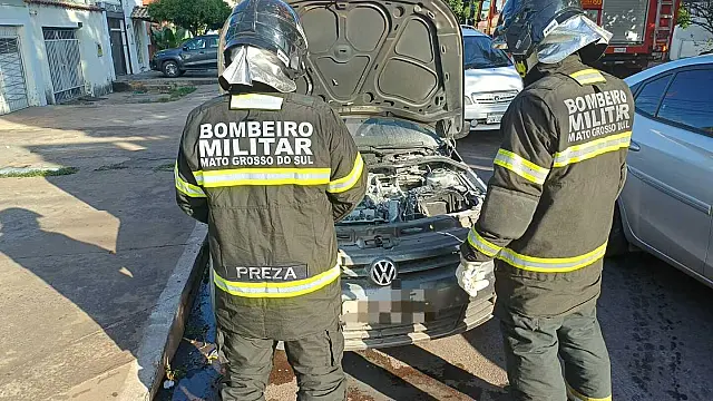 Veículo pega fogo em Corumbá e Bombeiros atendem ocorrência