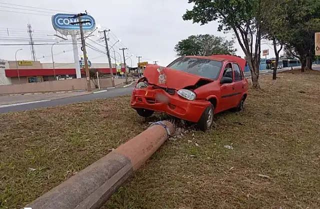 Corsa derruba poste e parte árvore em avenida de Campo Grande