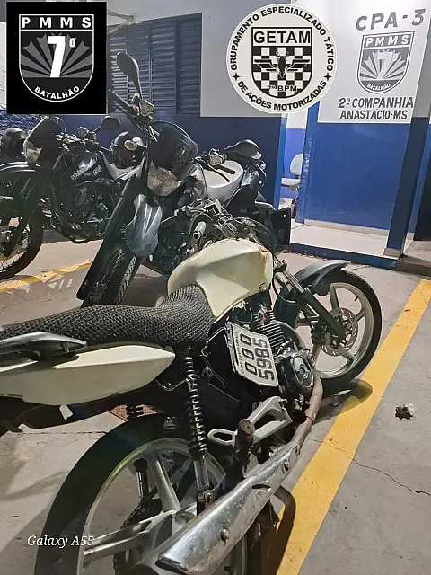 Jovem é preso por conduzir moto sem placa e por desobedecer ordem de parada da PM