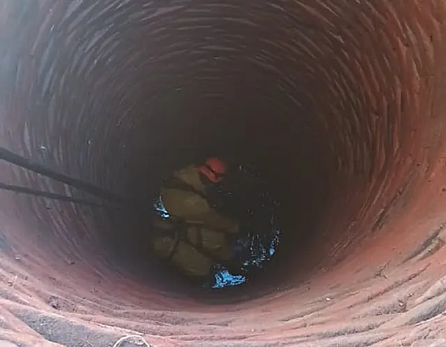 Cachorro cai em poço de 15 metros e é resgatado por equipe de bombeiros de Aquidauana