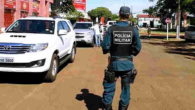 PM leva 12 pessoas para a delegacia e apreende 35 veículos