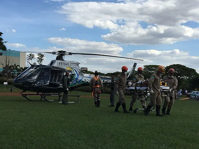 Peão é ferido por um touro, quebra a perna e é levado de helicóptero para Santa Casa