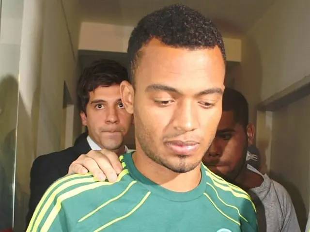 Volante do Palmeiras é agredido por torcedores do clube