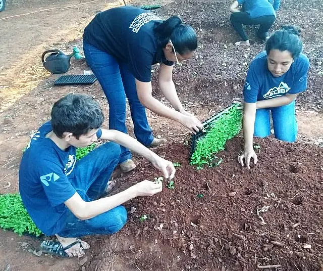 Jovens missionários trocam descanso das férias por trabalho social em Camisão