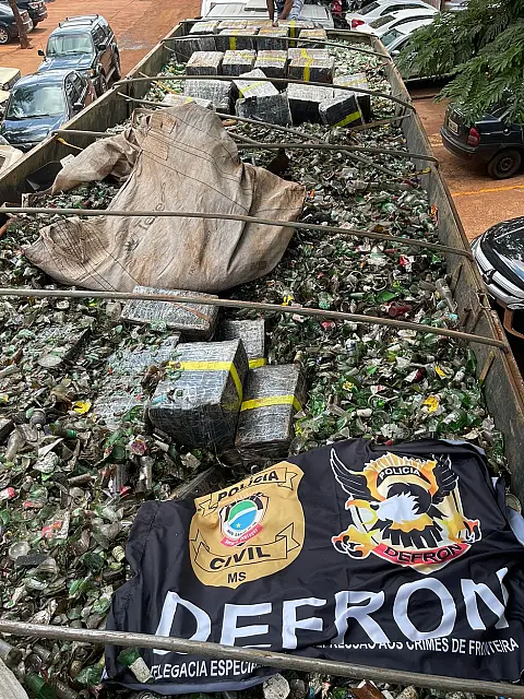 Polícia apreende 1,8 tonelada de maconha em meio a cacos de vidro