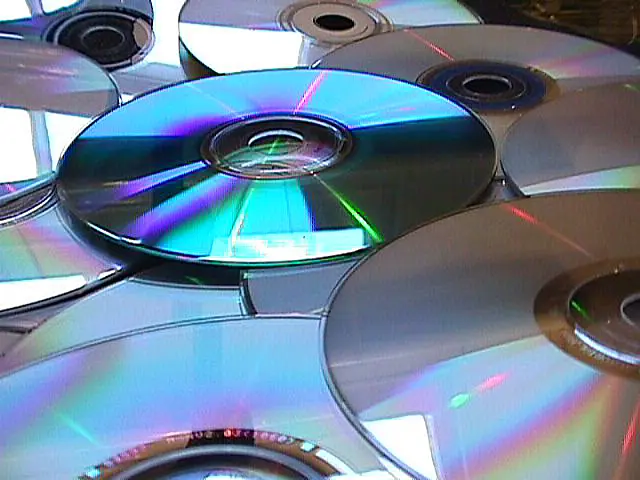Fazer cópia de CD ou livro para uso próprio pode deixar de ser crime