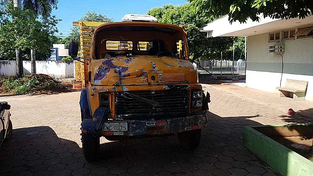 Motorista é preso depois de atingir duas casas com caminhão na Vila Trindade