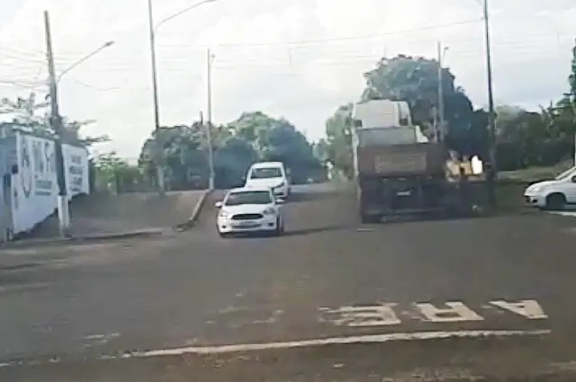 Carreta invade pista contrária da Rua dos Ferroviários em Aquidauana