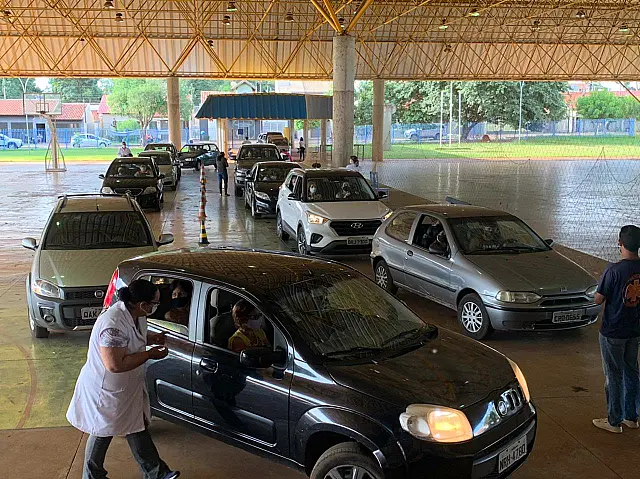 Dourados vacina 3.273 pessoas em dia D de imunização e bate recorde