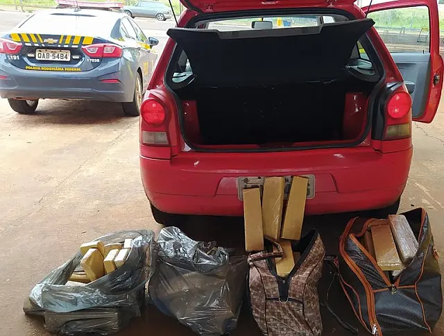 Federais apreendem Gol transportando 79 kg de maconha