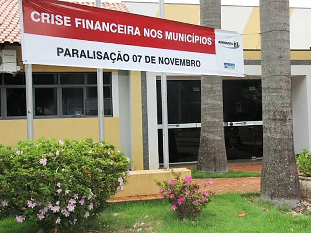 Faixa em frente à Assomasul destaca paralisação das prefeituras nesta quarta