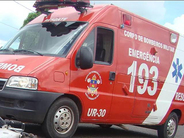 Jovem de 21 anos fica ferida em acidente entre carro e moto