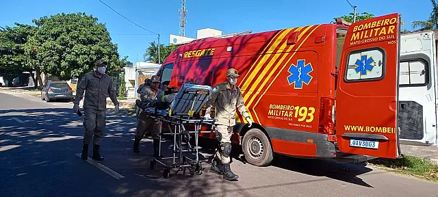 Motociclista sofre ferimentos após colidir em carro no bairro Corumbá