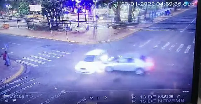 Morador de rua morre após ser atingido por veículo capotado