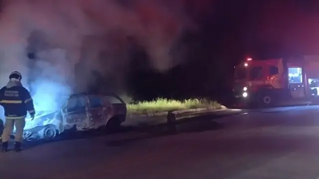 Veículo abandonado pega fogo e mobiliza equipes da PM e Bombeiros