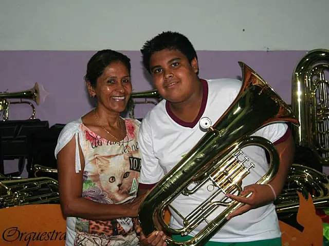 Oi Futuro e Instituto Ressoarte realizam entrega de instrumentos musicais