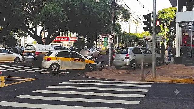 Acidente entre carro de autoescola e veículo de idosa deixa aluno ferido