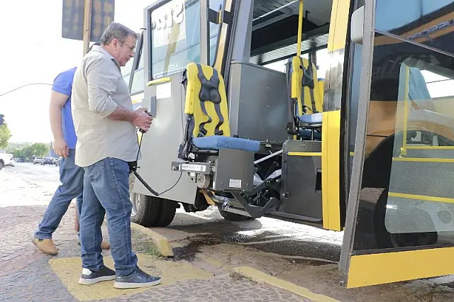 Anastácio entrega novo ônibus escolar à Secretaria de Educação