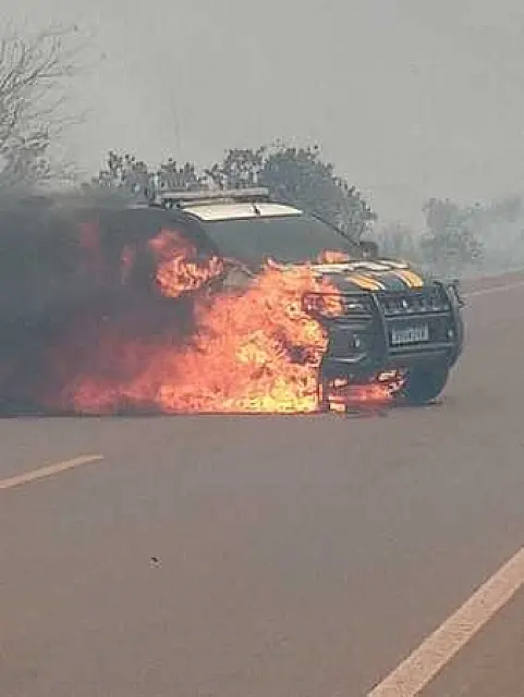 Viatura da PRF é atingida por incêndio na BR-060