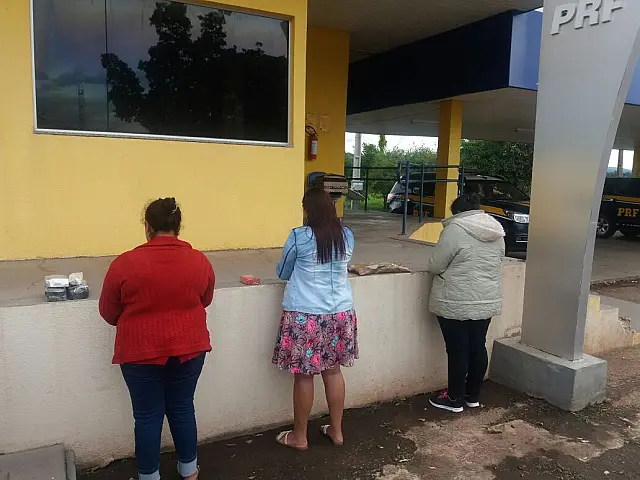 PRF encontra cocaína com 3 mulheres que não se conheciam, no mesmo ônibus