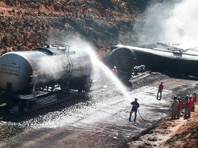 Trem carregado com combustível descarrila em MS