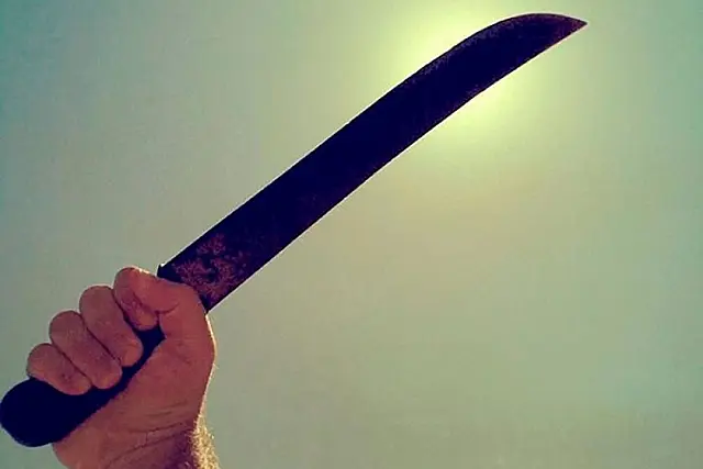 Homem invade casa da ex, tenta agredil-a com facão, mas escorrega e ela foge