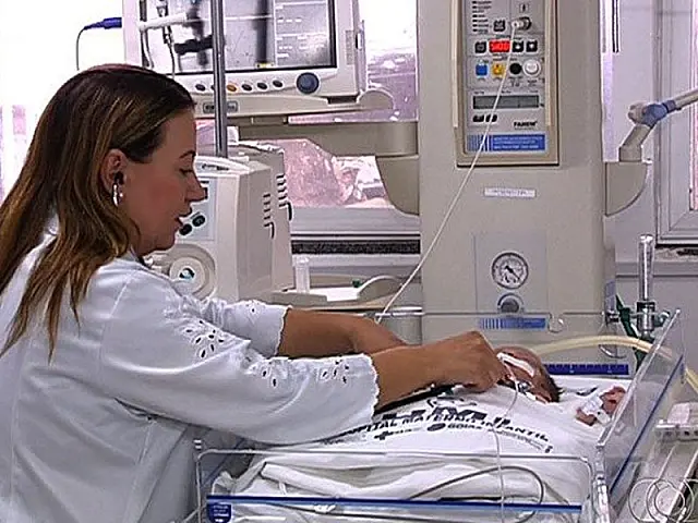 Bebê que nasceu após mãe morrer em acidente comove equipe médica
