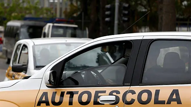 Aluna de autoescola 'afoga' carro, motorista se irrita e esfaqueia pedestre