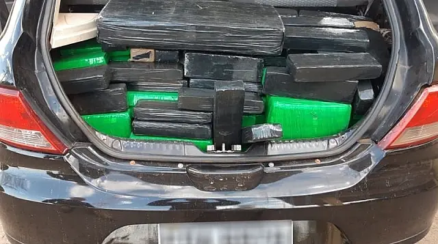 Jovem e adolescente são presos com 230 kg de maconha em veículo roubado