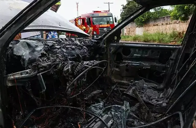 Após abordagem da PM, homem surta e coloca fogo em carro