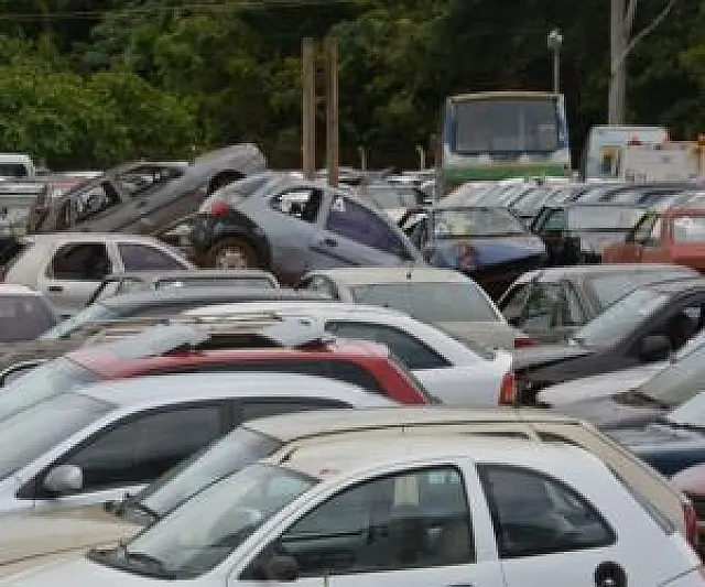 Detran contrata empresas para tirar 48 mil veículos de pátios