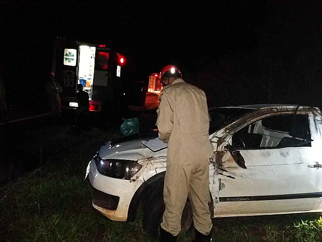 Saveiro capota na BR-262 depois de colidir com anta atropelada por outro veículo