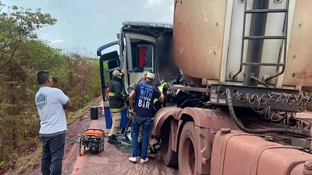 Motorista de ônibus morre preso nas ferragens em acidente na BR-262
