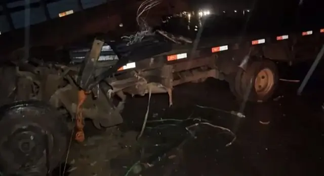Colisão entre caminhões deixa três mortos na BR-376