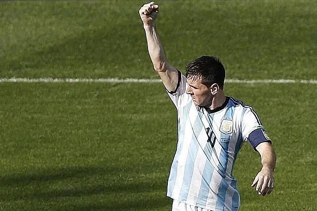 Com golaço de Messi, Argentina supera Irã e se classifica