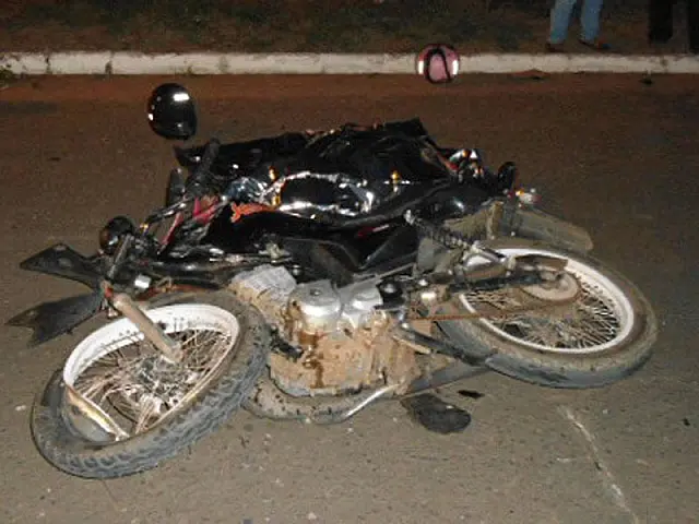 Acidente entre motos deixa jovem morto na Vila Trindade