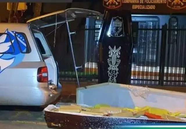 Traficantes tentam enganar policiais e colocam maconha em caixões de mortos pelo coronavírus