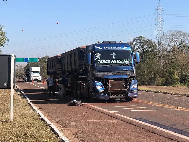 Carretas colidem na BR-262, em Anastácio