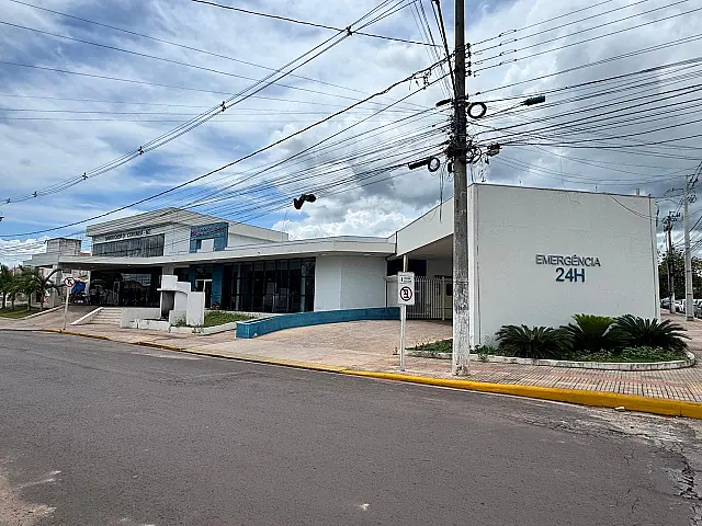Adolescente sofre suspeita de fratura após acidente entre bicicleta e carro em Corumbá