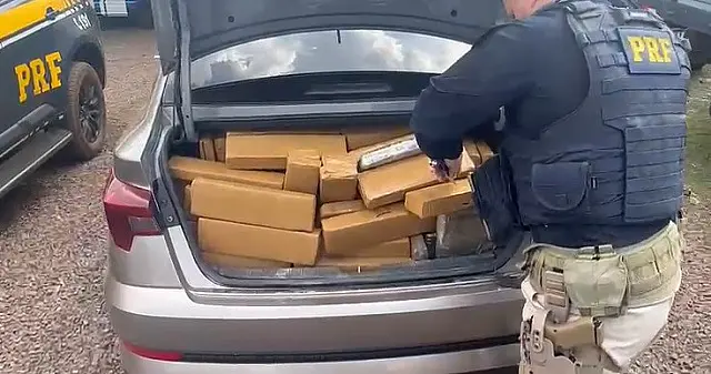 Motorista é preso com carro lotado de 812 kg de maconha na Capital