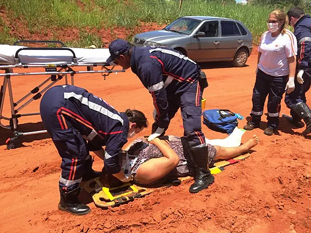 Após brigar com o marido, mulher se joga de carro em movimento